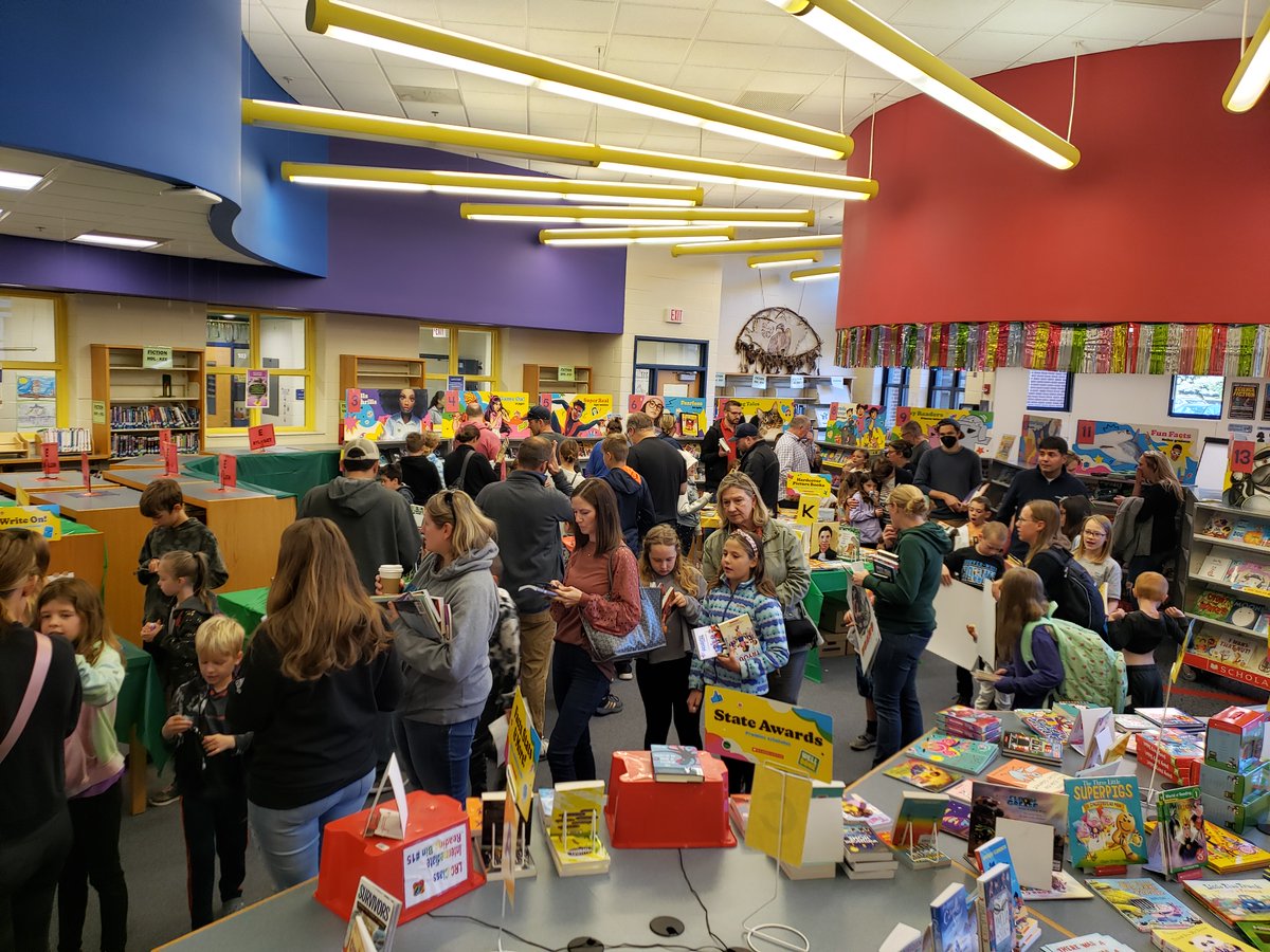 The  HWS Donuts with Grownups had quite the crowd this morning!  Thank you for your support!