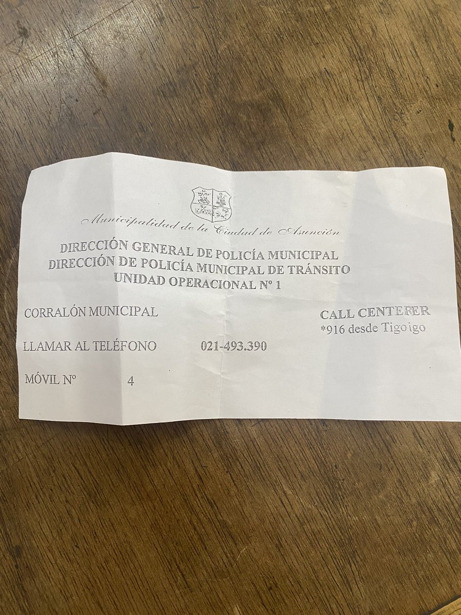 gabcorco's tweet photo. Este papelito es de la Municipalidad de Asunción? Es legítimo? Me huele a que un Agente de Tránsito está haciendo ya su fin de año … 
@nenechopy   
@AsuncionMuni 
@antsv_py https://t.co/gxTdbbNLvy