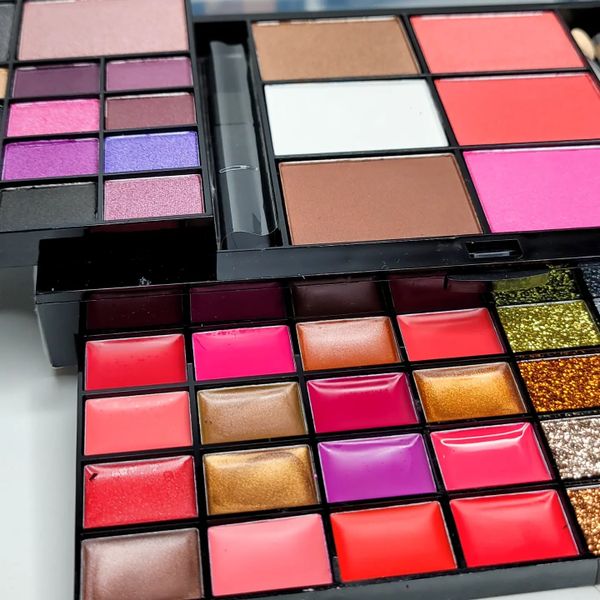 JN_Cosmetic's tweet photo. https://t.co/2INWBEutYf

Smokey Eyes Collection

Smokey Eyes Collection 5 in One Makeup kit Consists of -36 eyeshadow -28 lip colors ( cream/ glitter) -3 blushers -3 contour -4 concealers Vegan and Cruelty-free

$30.00 + free shipping 

https://t.co/0m2yNFG2K2 https://t.co/L9y5EtwMeD
