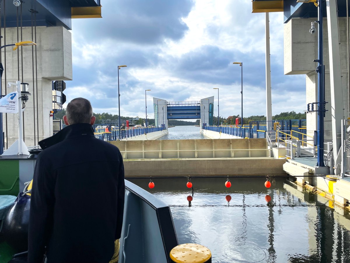 BMV's tweet photo. Volker @Wissing hat heute das größte Schiffshebewerk 🇩🇪 in Betrieb genommen. Das alte #Schiffshebewerk #Niederfinow wird nach 90 Jahren von einem supermodernen Nachfolger abgelöst. Mithilfe des Senkrechthebewerks überwinden moderne #Binnenschiffe einen Höhenunterschied von 36m! https://t.co/qCiIDxc0Pf