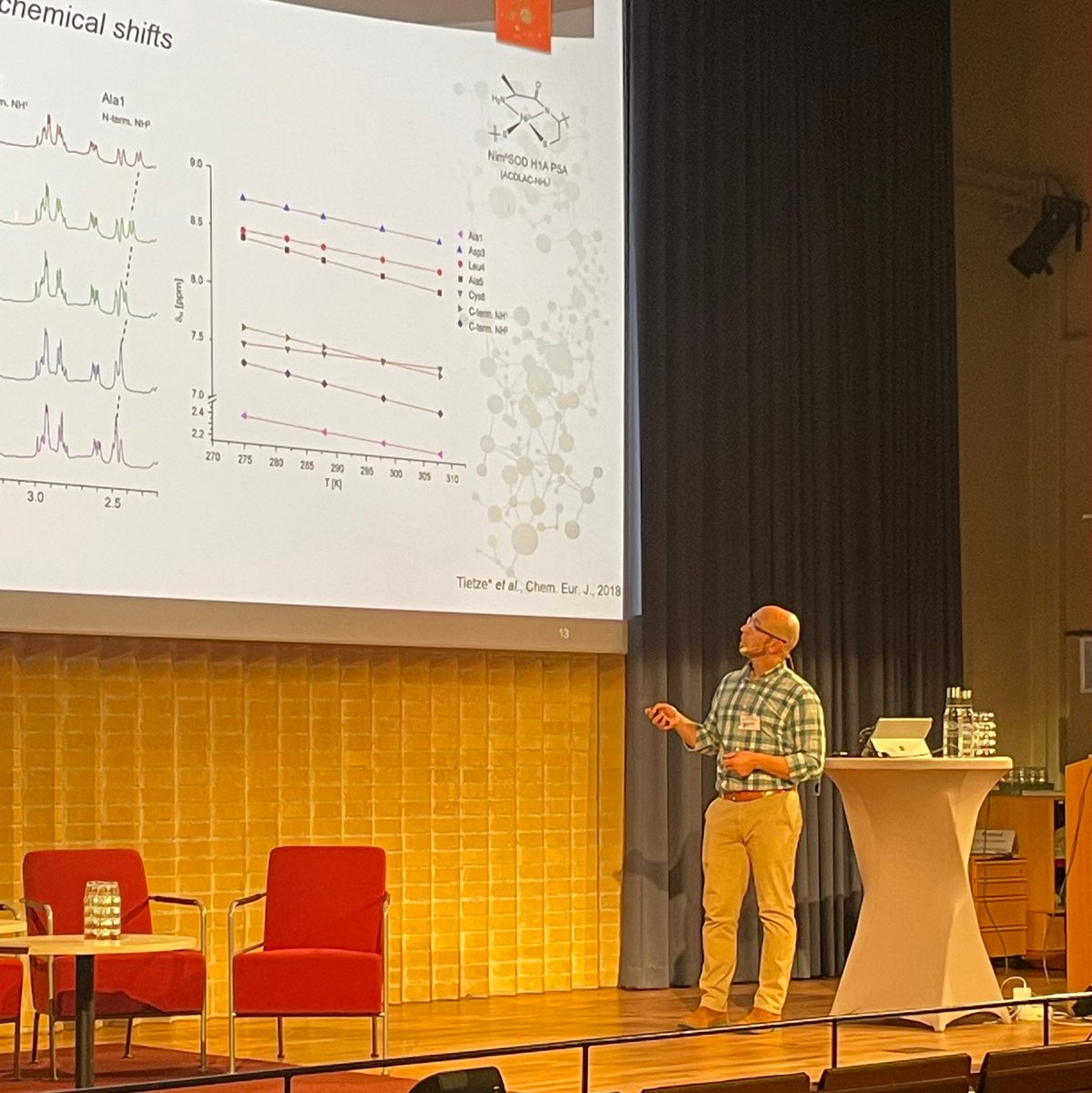 TietzeLab's tweet photo. Today Daniel Tietze  @TietzeLab @OMC_GU  was on stage giving  a talk about substrate binding and protonation states at the active-site of a nickel superoxide dismutase-derived metallopeptide at the Swedish nmr meeting 2022 in Gothenburg! #swedNMR https://t.co/2F0RLenFDT