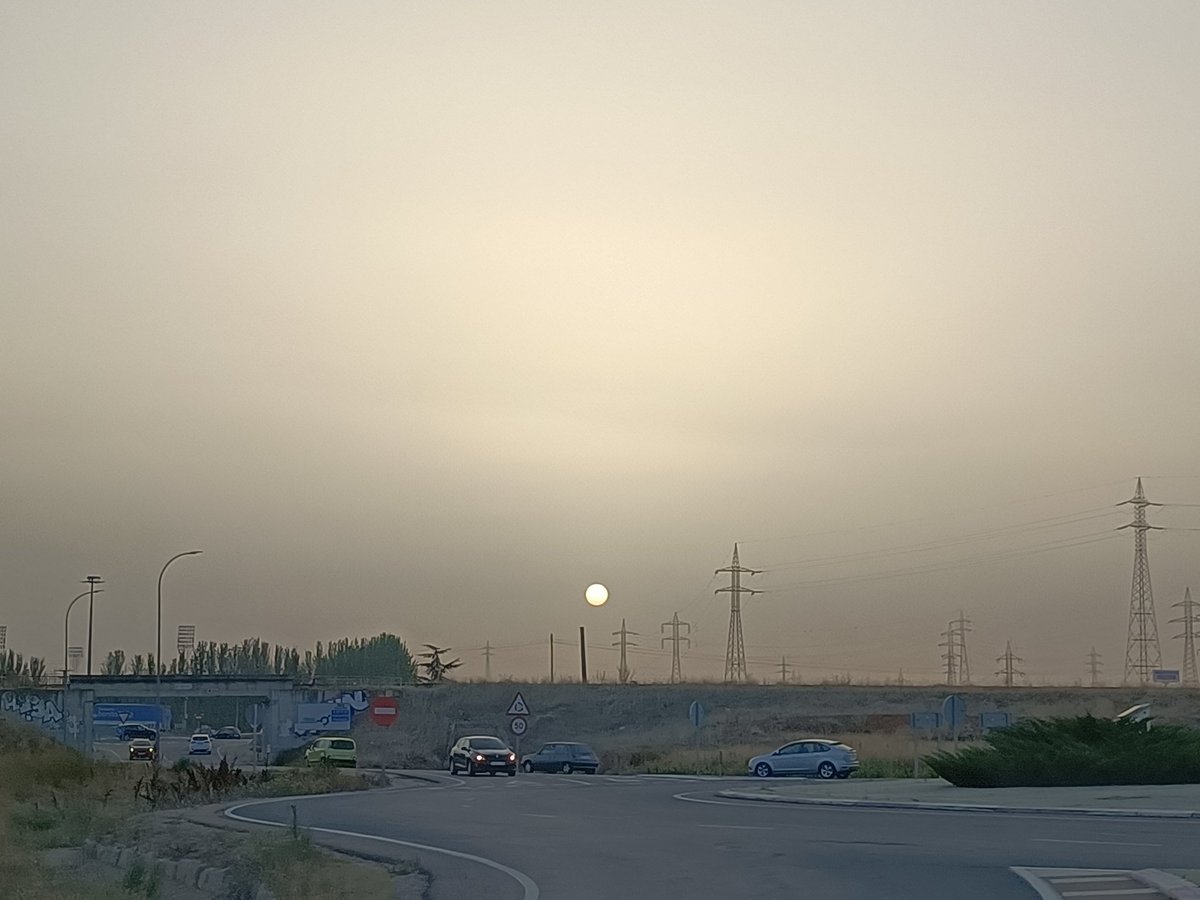 silvigm75's tweet photo. @tiempobrasero 
Calima sobre el cielo de Salamanca https://t.co/eDwmHh3Wsu