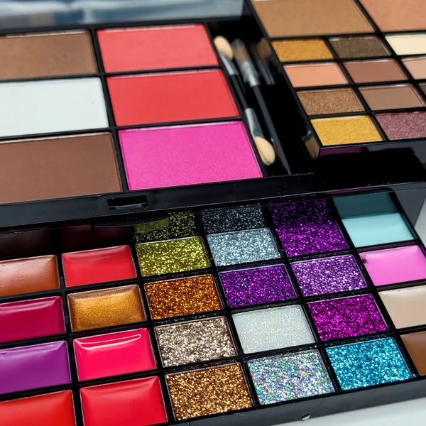 JN_Cosmetic's tweet photo. https://t.co/2INWBEutYf

Smokey Eyes Collection

Smokey Eyes Collection 5 in One Makeup kit Consists of -36 eyeshadow -28 lip colors ( cream/ glitter) -3 blushers -3 contour -4 concealers Vegan and Cruelty-free

$30.00 + free shipping 

https://t.co/0m2yNFG2K2 https://t.co/RkP5b9woRz