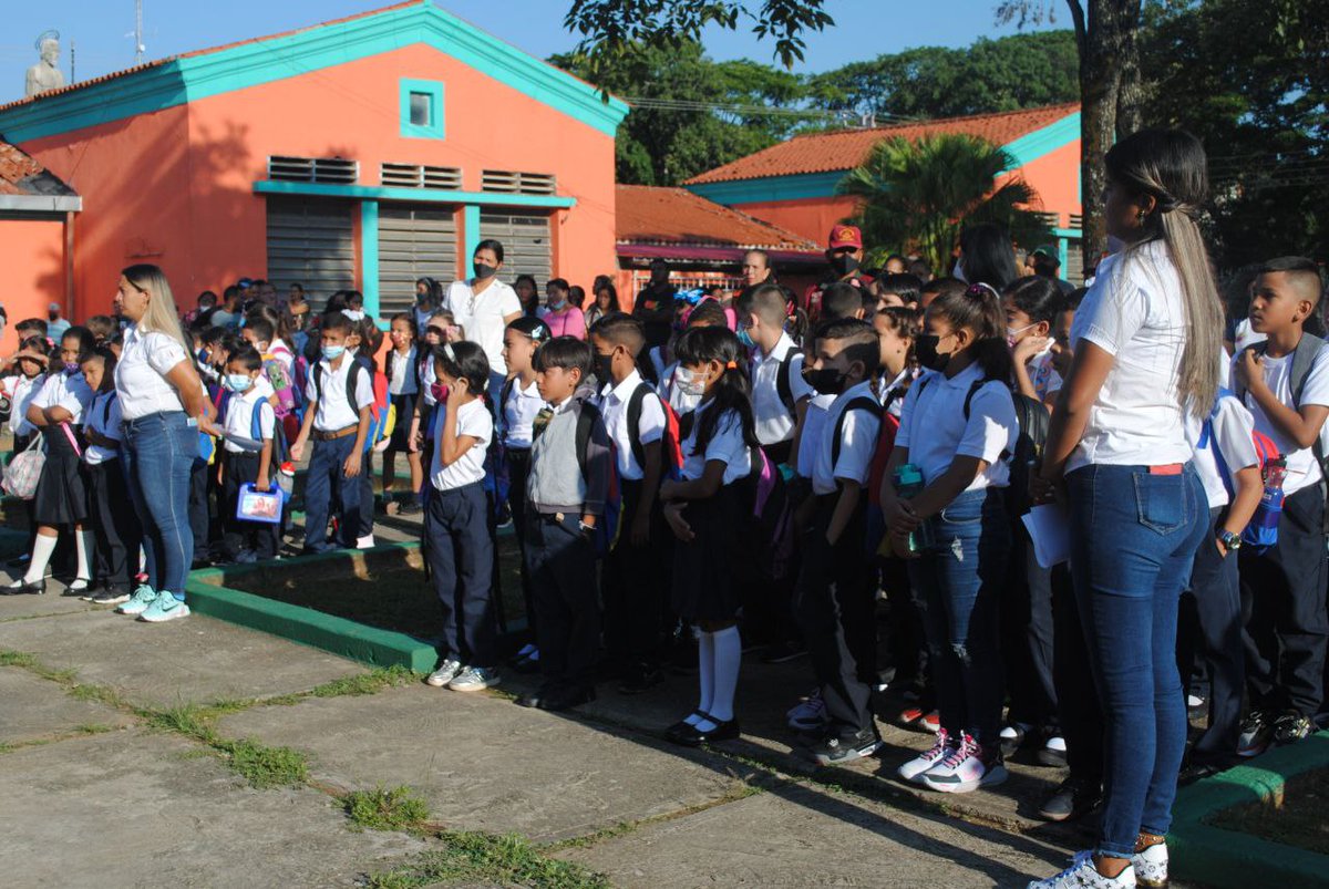 #Infórmate 📣 Docentes del municipio Roscio dieron inicio al período académico 2022-2023

Más información ⬇️
👁‍🗨 bit.ly/3EkYzHr

#Guárico
#RostrosDeMiPueblo 
#VamosPaLante