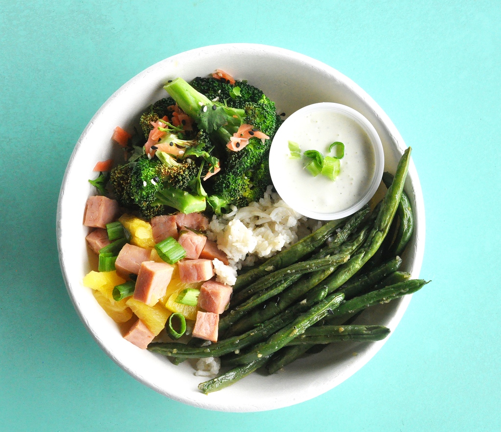 Combine our new Hawaiian Ham with these fresh and tasty ingredients for a mind blowing bowl: 👇️

✔️Hawaiian Ham

✔️Garlicky green beans

✔️Basmati Rice

✔️Sesame ginger broccoli 

✔️Creamy wasabi sauce

#mahanafresh#hawaiianham#fresh#ingredients#healthy