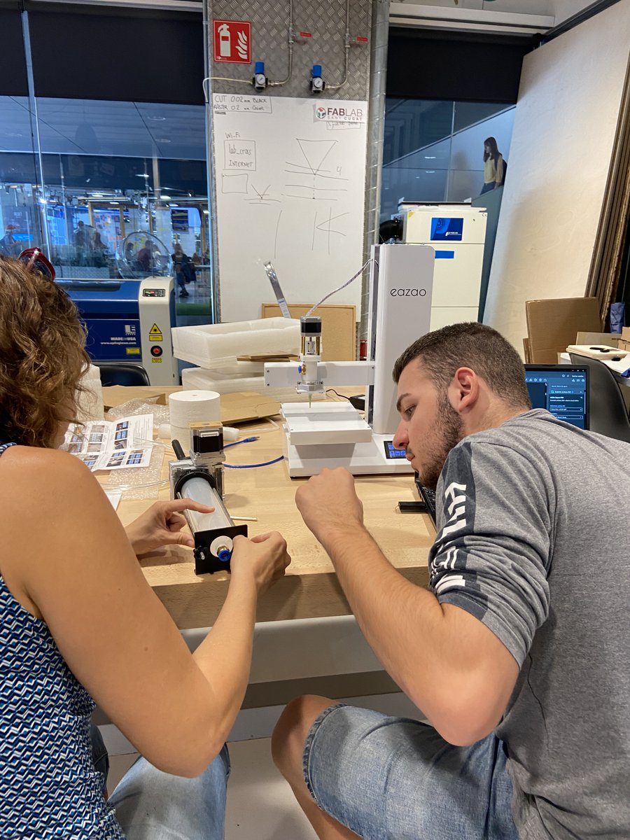 FabLabStQ's tweet photo. Tenemos una nueva máquina en el @FabLabStQ: una impresora de cerámica con la que estamos deseando realizar nuevos proyectos. 😍🤩

Así fue el proceso de desempaquetar y el montaje. 👇 https://t.co/Tzs0IZWXzf
