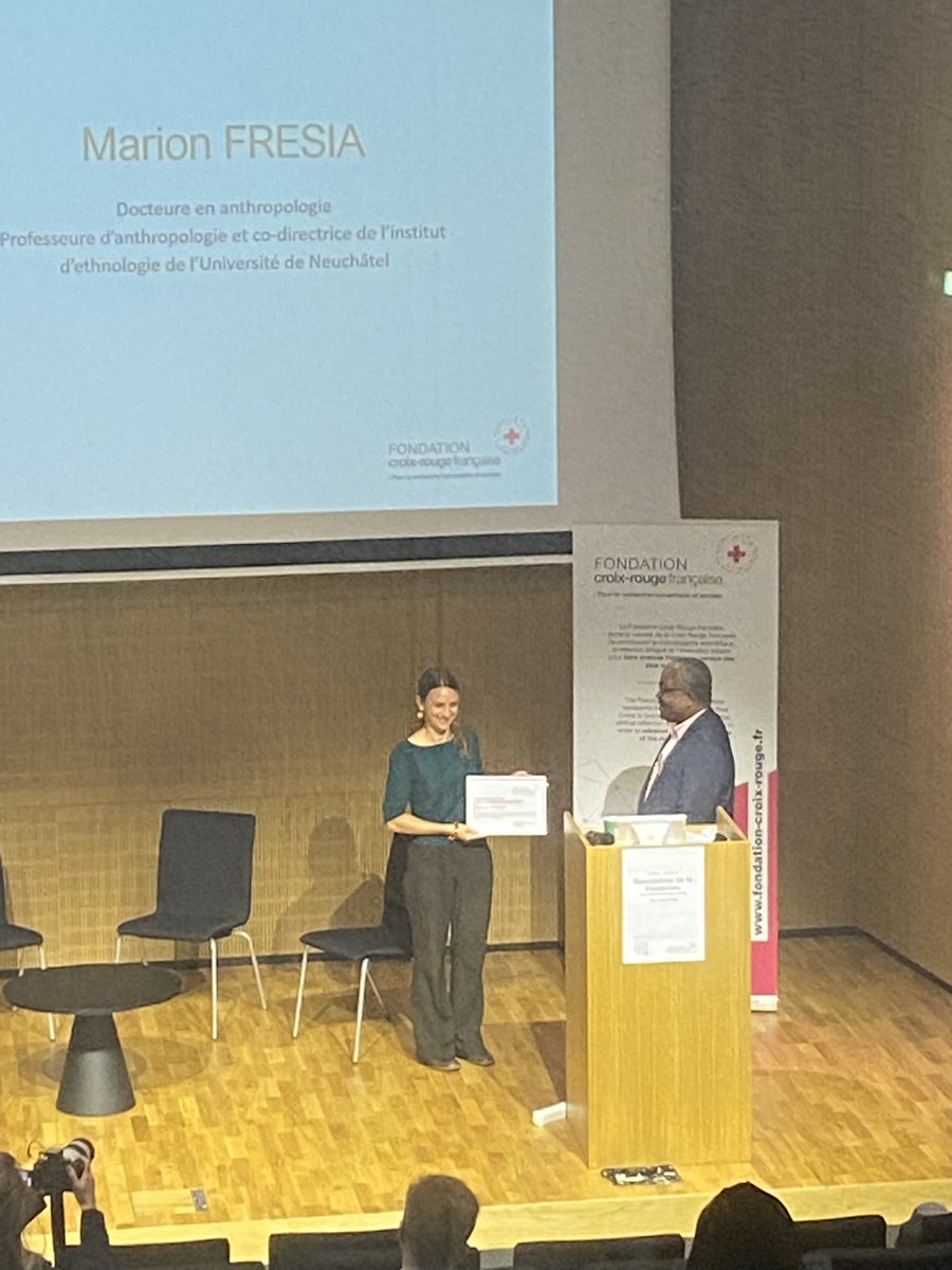 🏆 Le 2e prix de #recherche 2022 est attribué à Marion #Fresia de <a href="/UniNeuchatel/">Université Neuchâtel</a> pour ses travaux en anthropologie sur les modalités contemporaines de protection, d’hospitalité et de solidarité envers les personnes fuyant des situations de guerre, de violence ou de persécution 👏