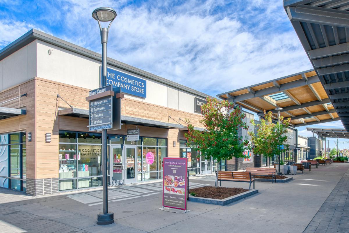 SternbergLight's tweet photo. Denver Premium Outlets offers shoppers a mix of popular brands with an outdoor experience inspired by the Rocky Mountains in Thornton, CO. Sternberg’s Solana SL760 &amp; SL660 Post-Tops are well suited for this urban shopping complex. To see the full gallery: https://t.co/zb69ZAy6bh https://t.co/F8UIiXh8eJ