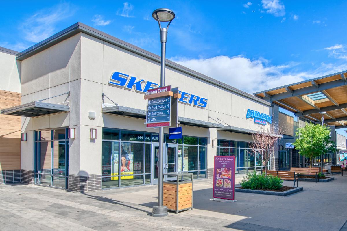 SternbergLight's tweet photo. Denver Premium Outlets offers shoppers a mix of popular brands with an outdoor experience inspired by the Rocky Mountains in Thornton, CO. Sternberg’s Solana SL760 &amp; SL660 Post-Tops are well suited for this urban shopping complex. To see the full gallery: https://t.co/zb69ZAy6bh https://t.co/F8UIiXh8eJ