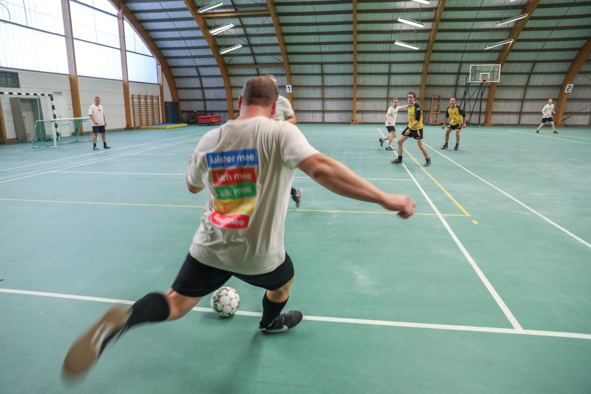 VRT's tweet photo. Binnenkort starten de werken voor het nieuwe VRT-gebouw. De eerste stap? De afbraak van onze sporthal. Reden voor een laatste voetbalwedstrijd tussen enkele VRT-collega’s en de aannemers (@jandenulgroup &amp; @WillemenGroep). Onze sportieve VRT’ers wonnen met 12-3! 👏 https://t.co/AtmMFGo702