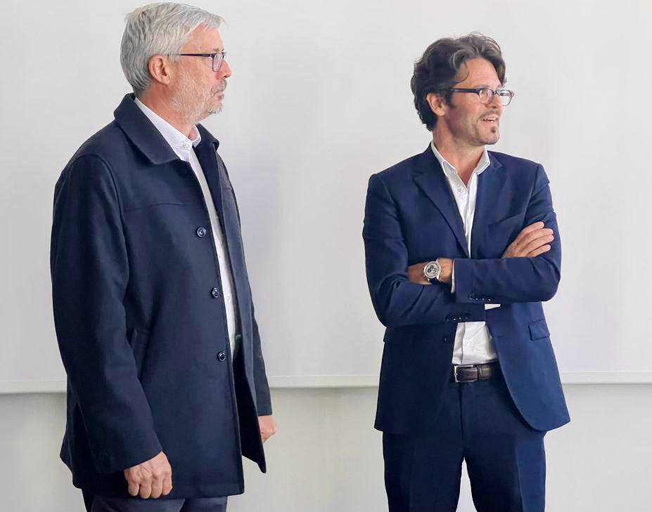 🍇 [PISCO] Nuestro #Pisco hoy dio un nuevo paso en la defensa de su #DenominaciónDeOrigen. A las 7 am., hora de #Chile se firmó el primer acuerdo de colaboración entre las denominaciones #Pisco y #Cognac en Francia 🇫🇷 #HitoHistórico 
#PiscoOrgulloChileno🇨🇱