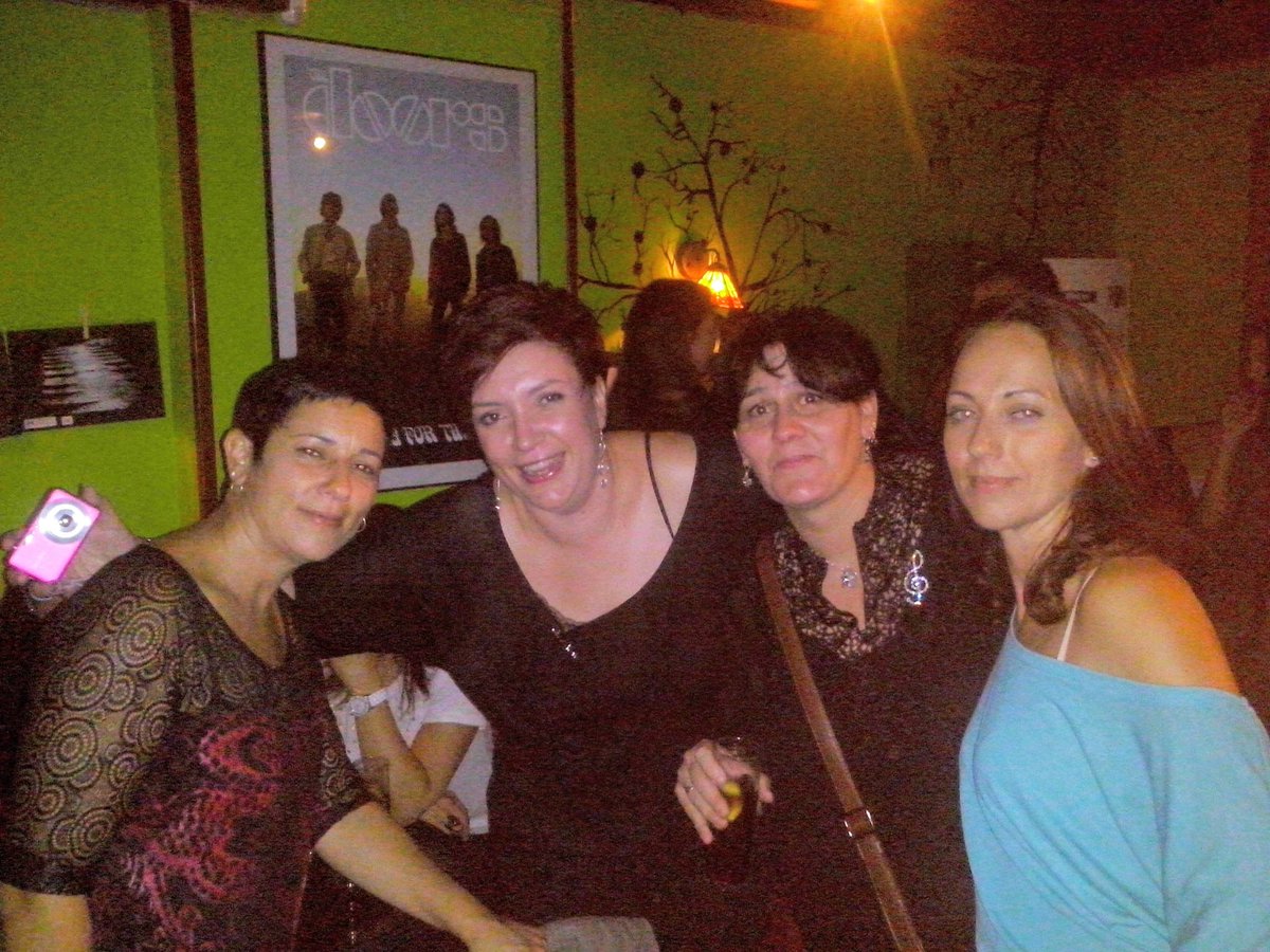 begocreaciones2's tweet photo. .
8 años de esta foto ya !!! Tenemos que repetir
Mis divinas de Alborán (faltan algunas...)
@mariaconesa72 @azul_vp @vegacampos1 @Mari49_Maria @MontseMata2 @lore_alboran  @Blankytaml @danitt76 
Fantástica noche !!!!! 

Se os quiere mucho ♥️♥️
. https://t.co/BxU7jrobaC
