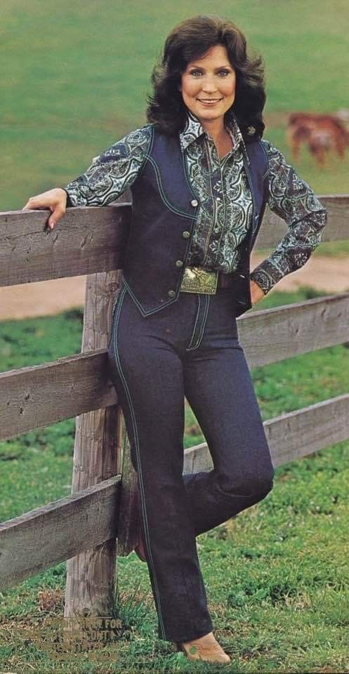 tarullotweets's tweet photo. Loretta Lynn had the kind of life and grit that it seemed like she would always be around. Married at 15, a grandma in her 30s and a career that spanned decades and changed country music.

RIP to one of the most legendary Kentuckians — the Coal Miner’s Daughter. https://t.co/n7Sceycp45