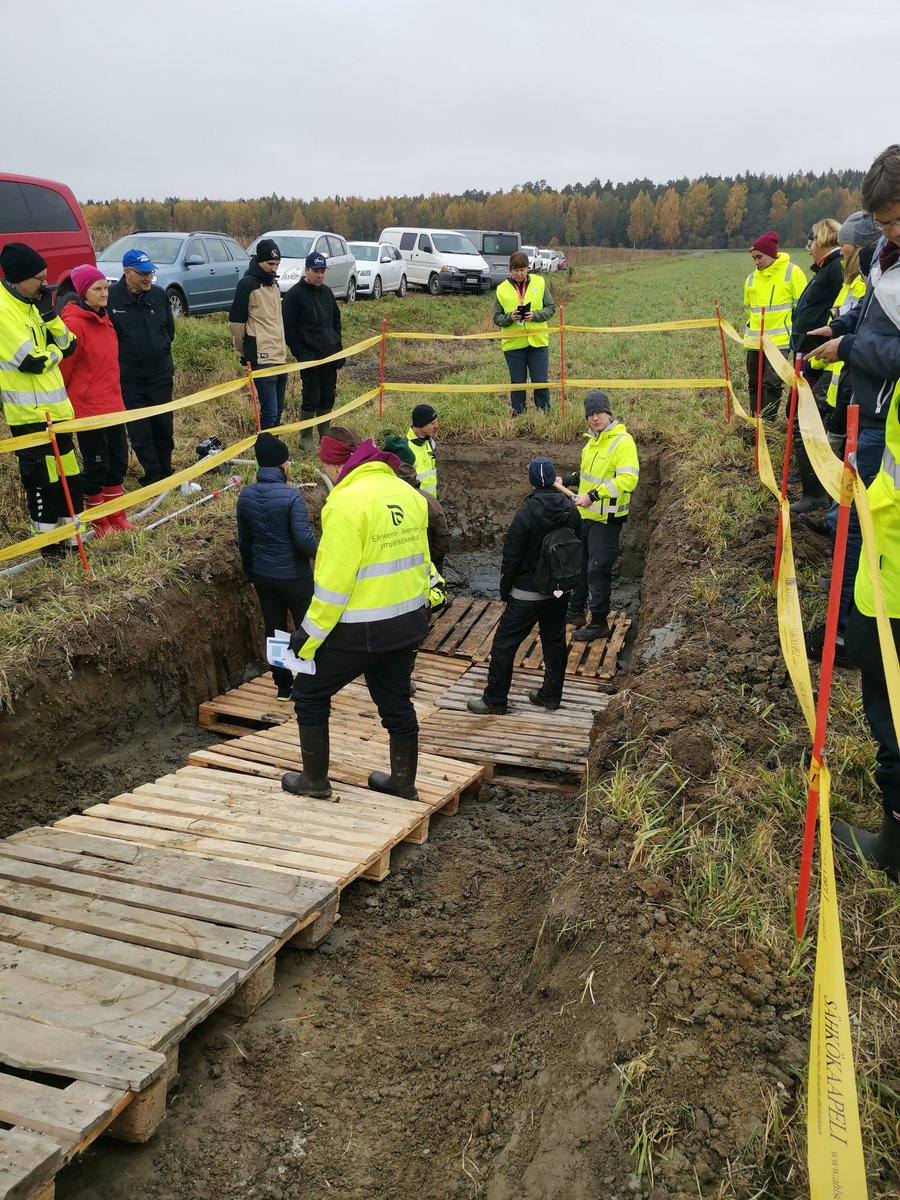 HasuRiski's tweet photo. HaSuRiski Roadshow Laihianjoen yleisötilaisuudessa tutustuttiin maanäytteenottoon, happamien sulfaattimaiden tunnistamiseen ja valuma-alueen happamuusriskien kartoitukseen. Lisäksi tutustuttiin ProPrecikemin koejärjestelyihin ja hasu-maiden kuivatukseen @ProAgria https://t.co/zKZg0VATtl