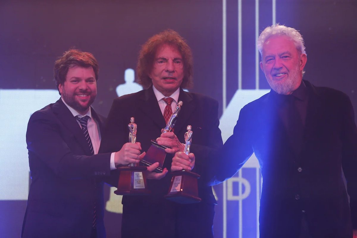 RadioenPapel's tweet photo. Segundo día de celebración de los #MartinFierro de Oro a Guido Kaczka (2019), Alejandro Dolina (2020) y @lalomirlo (2021).
Hoy festejamos al #AnimaldeRadio recordando su paso por FM Del Plata (1994) @fmrockandpop (2002) y en una nota para "La Maga" de 1993.
Salud!!🎙📻🎧 https://t.co/cuEnkrtLxY