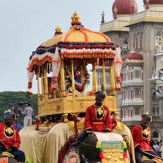 devarajacchu99's tweet photo. ನಾಡ ದೇವತೆ ಚಾಮುಂಡೇಶ್ವರಿಯ ಆಶೀರ್ವಾದ ಸದಾಕಾಲವೂ ನಿಮ್ಮ ಮೇಲೆ ಇರಲಿ.. ನಿಮಗೂ ಹಾಗೂ ನಿಮ್ಮ ಕುಟುಂಬದವರಿಗೂ ನಾಡ ಹಬ್ಬ ದಸರಾ ಹಾಗೂ ಆಯುಧ ಪೂಜೆಯ ಹಾರ್ದಿಕ ಶುಭಾಶಯಗಳು....
#Dasara2022 
#Mysore 
#Chamundeshwari https://t.co/XQSQ2Ejywp