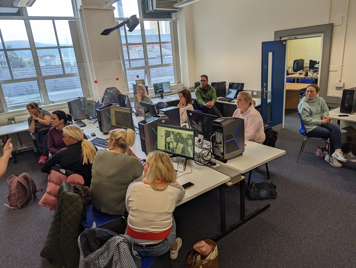 GeoConor's tweet photo. Busy #GeoDay today @QUBGeography GGY2002 #GIS field lab, students using group designed field survey apps to map landuse change (am) &amp; hosting local Geography teachers in our #GISLAB for a #WebGIS CPD session (pm) with @lcgeography #BeSpatial 🛰️🌐🌲😎 https://t.co/3IwHJjCGXh