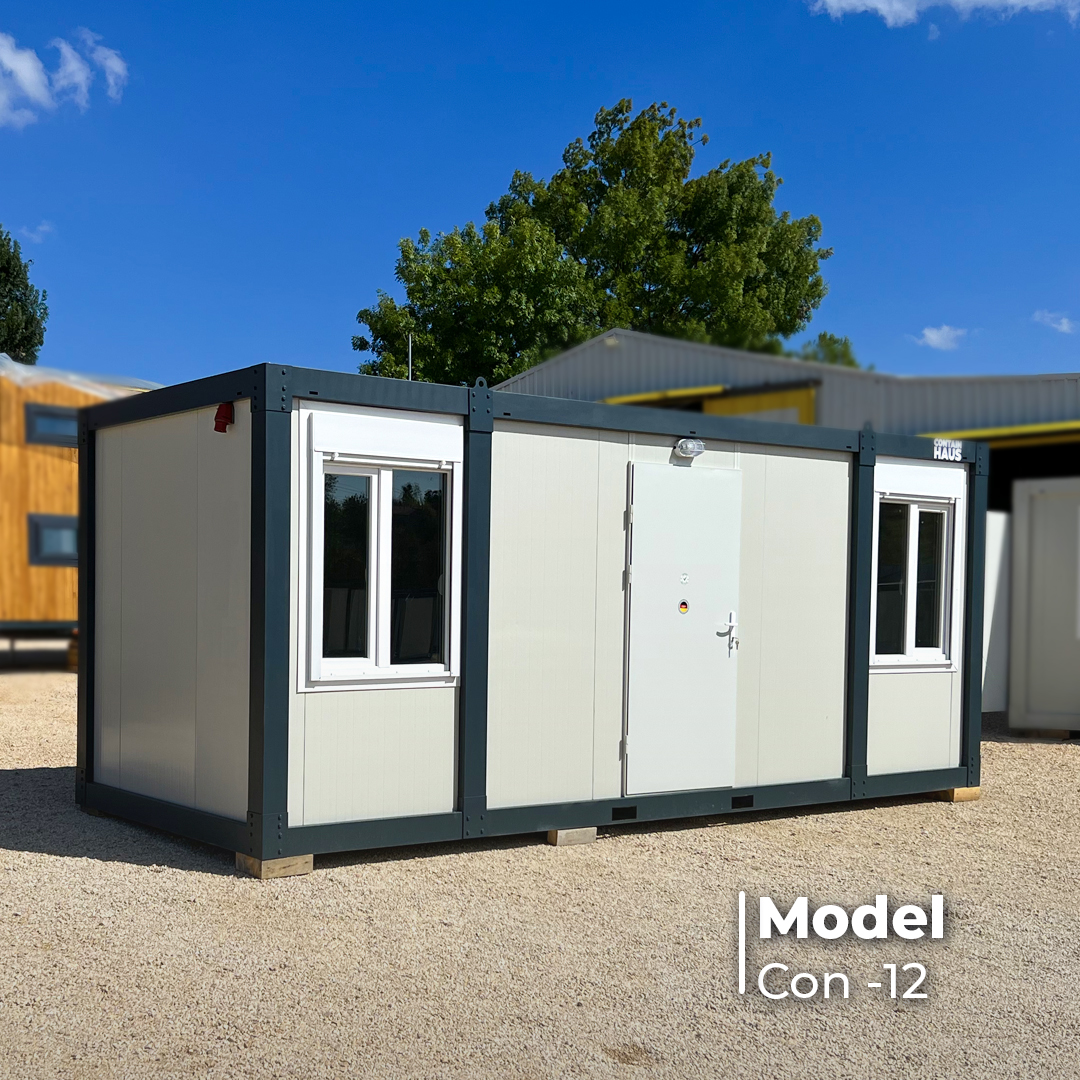 CON-12, eines unserer beliebtesten Modelle, ist die Wahl für diejenigen, die ein nützliches Büro mit zwei Fenstern und einer Tür in der Mitte suchen.