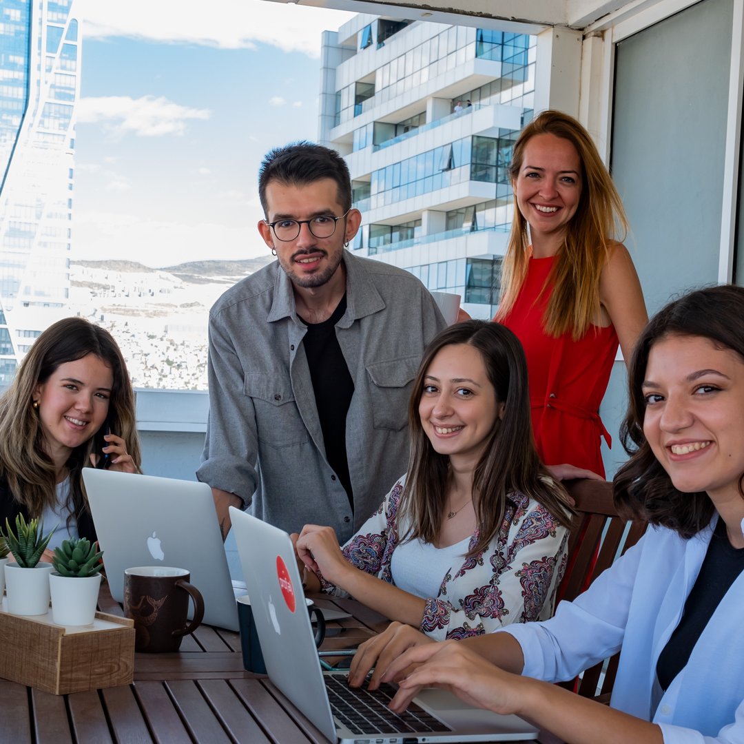 Profajcom's tweet photo. Havalar güzel olunca kendimizi terasta çalışırken bulduk.
#Profaj #DijitalPazarlama #Reklam #Video #SosyalMedya https://t.co/WvG45ke6pL