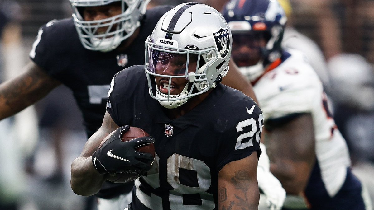 HONOR MENTION. Otro galardonado para la Semana 4 (#Week4 ) de la NFL, el RB #JoshJacobs (#RaiderNation ).
JACOBS sumó 29 corridas para 144 yds, 2 TDs, en la victoria de su equipo vs BRONCOS (32-23).
#Congrats #HonorMention