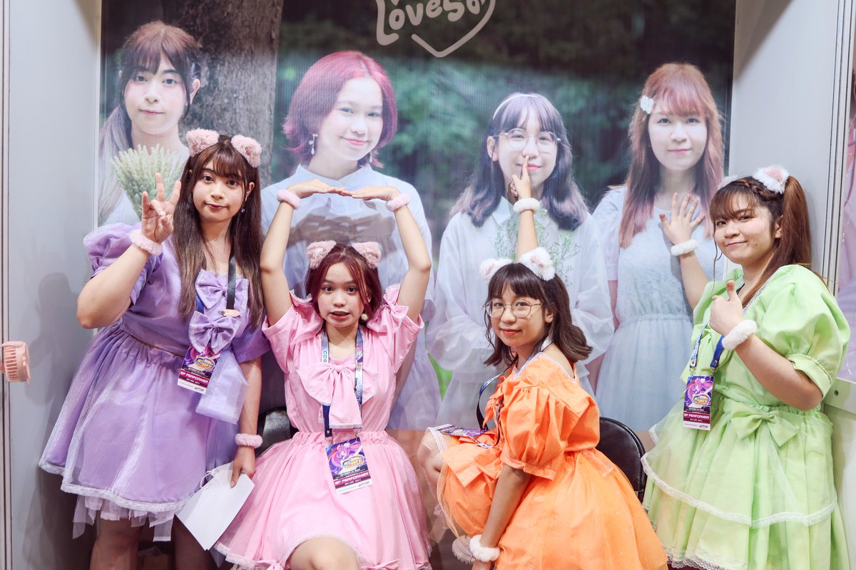 loveso_official's tweet photo. (1/4) Let's put that one in the record books! Cosplay Mania 2022 is a fun-filled day for us, and we'd like to thank everyone who dropped by the booth and watched our performance! Did you like our surprise? We hope you did! https://t.co/8VlQdo3AmF