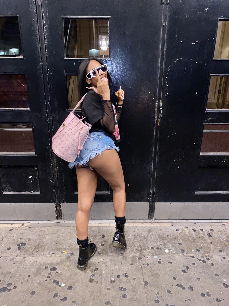 KeepUpWitEryTM's tweet photo. Forever I’m That Girl 💖🤩 https://t.co/4bu3HEierP