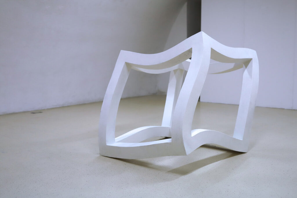 Strategije konstruktivnog i destruktivnog djelovanja upravljaju skulpturama/instalacijama troje generacijski bliskih autora – Alema Korkuta, Pauline Jazvić i Kristiana Kožula – biti će predstavljene na izložbi u Francuskom Paviljonu. >>> bit.ly/3rvx3PO