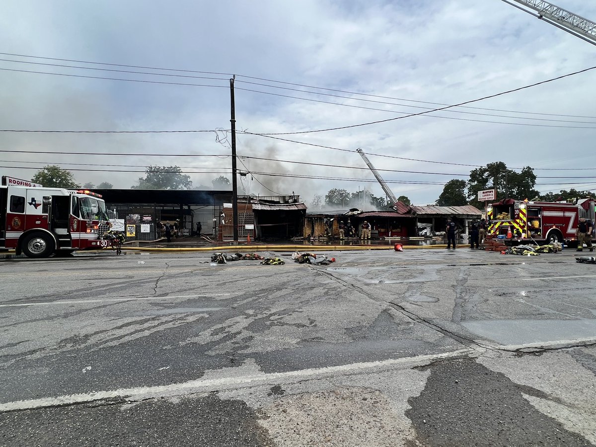 HoustonFire's tweet photo. @HoustonFire crews are currently still working on scene at the 6200 block of Jensen Dr. There are no reports of air quality concerns for the surrounding area. Please continue to avoid the area due to emergency traffic. @FireChiefofHFD https://t.co/6Npqfud2Pw