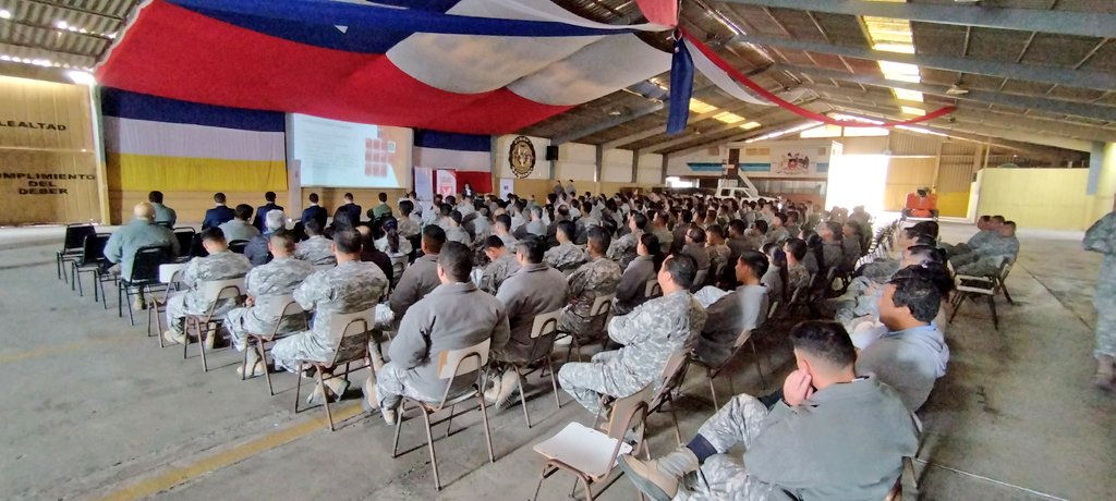 MTTTarapaca's tweet photo. ✅ Esta mañana 300 funcionarios de la @FACh_Chile, recibieron una charla sobre Seguridad vial y conducción a la defensiva.

SeremiTT y nuestro equipo regional de @conaset concientizaron sobre la importancia del autocuidado y respeto a las leyes del tránsito. 
#MovámonosSeguros https://t.co/bQQDPNIKeJ