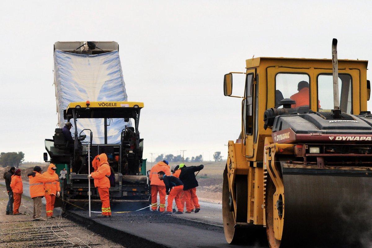 patriciogok's tweet photo. Quiero saludar a las y los trabajadores viales que todos los días están en las rutas del país, llevando adelante obras que conecten, mejoren e integren esta #ArgentinaGrande 

Gracias por el compromiso y el trabajo diario

¡Feliz día a todas las y los trabajadores viales! https://t.co/aFnOfDKWh1