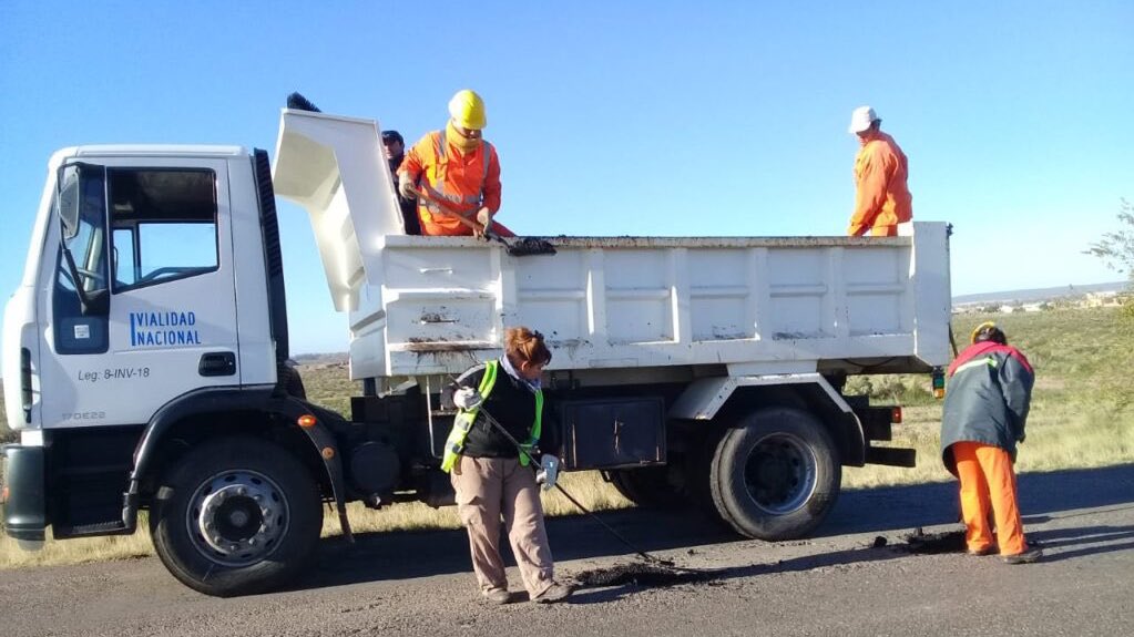patriciogok's tweet photo. Quiero saludar a las y los trabajadores viales que todos los días están en las rutas del país, llevando adelante obras que conecten, mejoren e integren esta #ArgentinaGrande 

Gracias por el compromiso y el trabajo diario

¡Feliz día a todas las y los trabajadores viales! https://t.co/aFnOfDKWh1