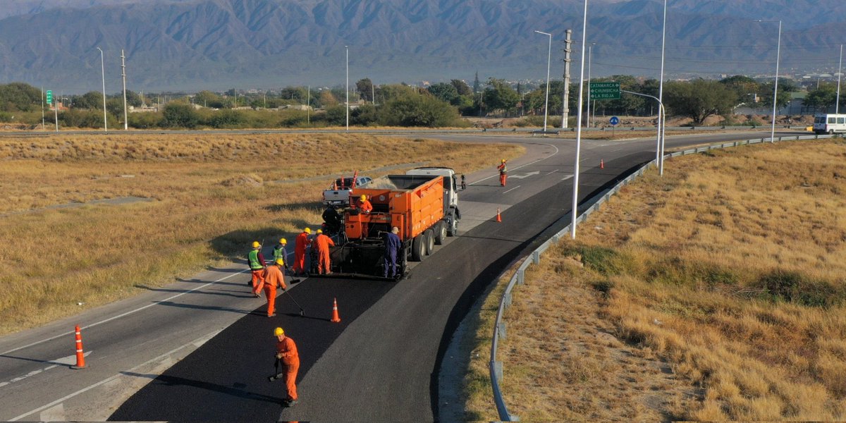 patriciogok's tweet photo. Quiero saludar a las y los trabajadores viales que todos los días están en las rutas del país, llevando adelante obras que conecten, mejoren e integren esta #ArgentinaGrande 

Gracias por el compromiso y el trabajo diario

¡Feliz día a todas las y los trabajadores viales! https://t.co/aFnOfDKWh1