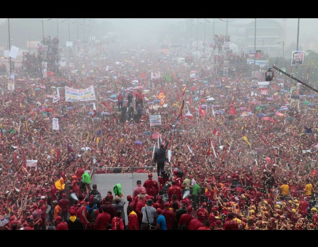 _carlosamado70's tweet photo. Solo los que estuvimos ahi, sabemos,!!! Fue uno de mis mejores cumpleaños con Hugo Chávez luego monto algunas fotos de ese día. @NicolasMaduro @dcabellor @jaarreaza #October4 #October4ever Hicimos esa historia para que otros vivan en mundo mejor https://t.co/fSih7fezWR