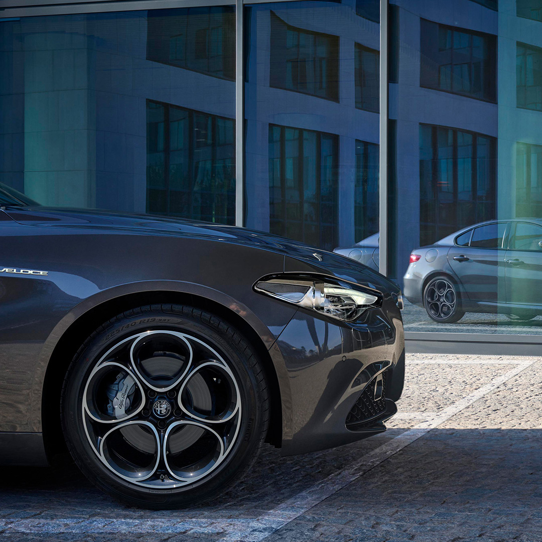 Une symphonie de mécaniques et d’émotions : #AlfaRomeoGiulia réunit design, puissance et innovation.

#AlfaRomeo #GiuliaVeloce #JoinTheTribe #SeDéplacerMoinsPolluer