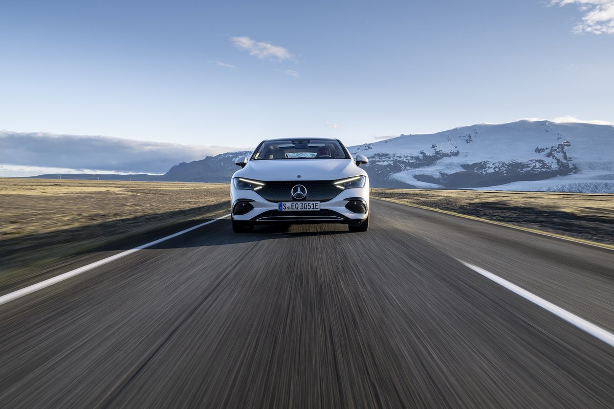 MercedesBenz's tweet photo. Efficient use of waste heat from the powertrain: climate control in the new #EQE
Find out more: https://t.co/NedVSY537Q
#MercedesBenz #LeadInElectric #Innovation https://t.co/V7ExbbJ2od