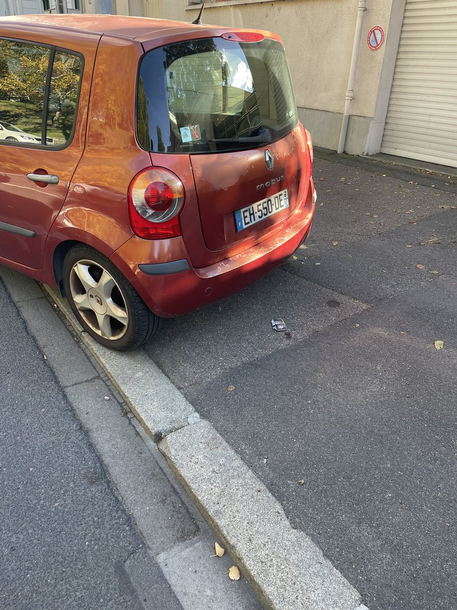 ReisGreg's tweet photo. Bonjour @Prefet45_Centre, un véhicule stationné sur un SAS Vélo tout a l’heure a ensuite failli me renverser. Le monsieur dans le véhicule devant ma réprobation m’a dit « vous savez qui je suis » chose qui m’importe peu puisque le code de la route s’applique à tous. https://t.co/JMiT4jiTM5