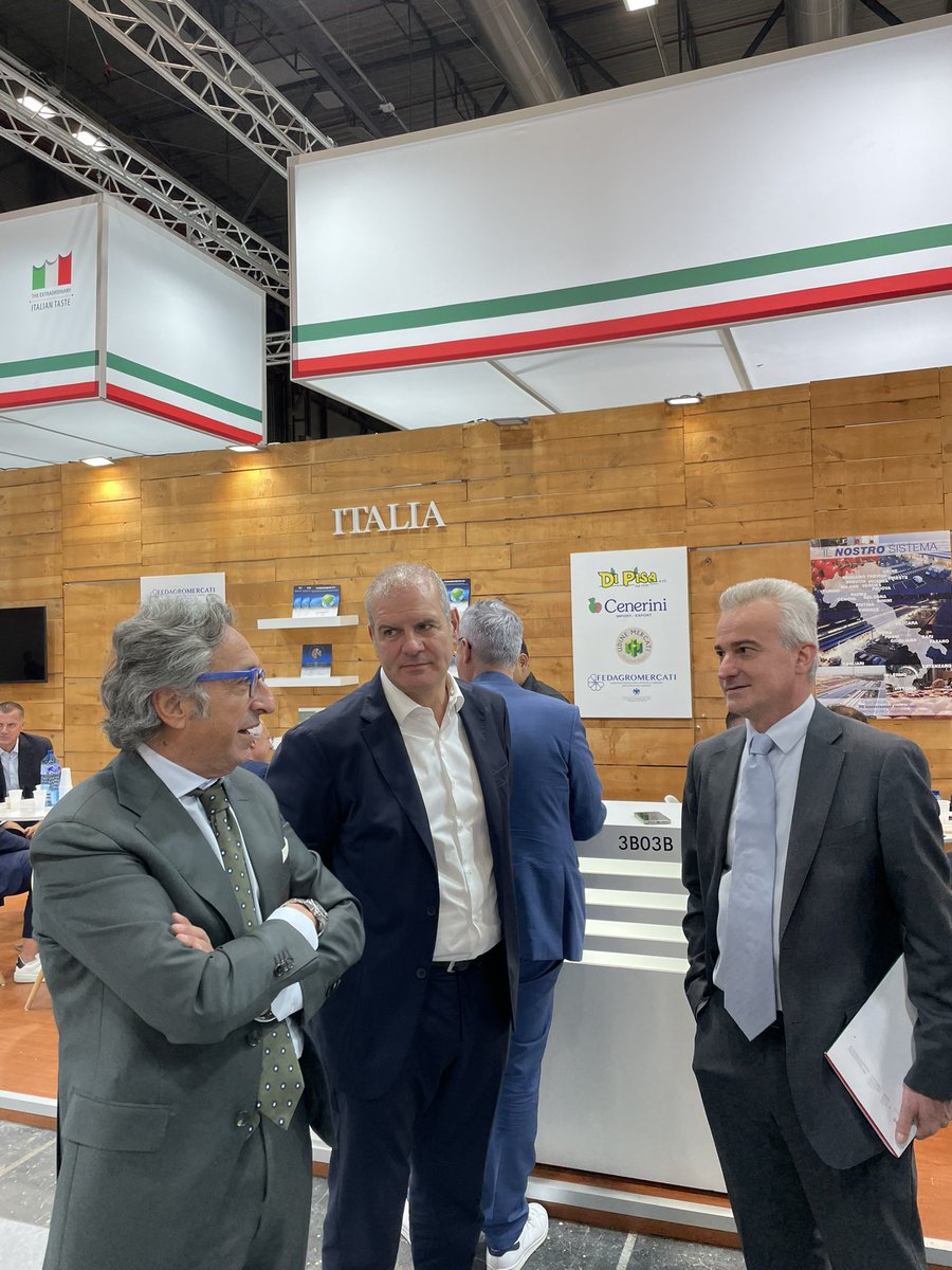 fedagroconf's tweet photo. Il Presidente @ValentinoDiPisa incontra il ministro consigliere dell’ambasciata italiana in Spagna Benedetto #Giuntini, il primo consigliere Roberto #Nocella ed il direttore di @ITAMadrid_ Giovanni #Bifulco in rappresenta del governo italiano per parlare di #ingrosso #ortofrutta https://t.co/59Mj308vN6