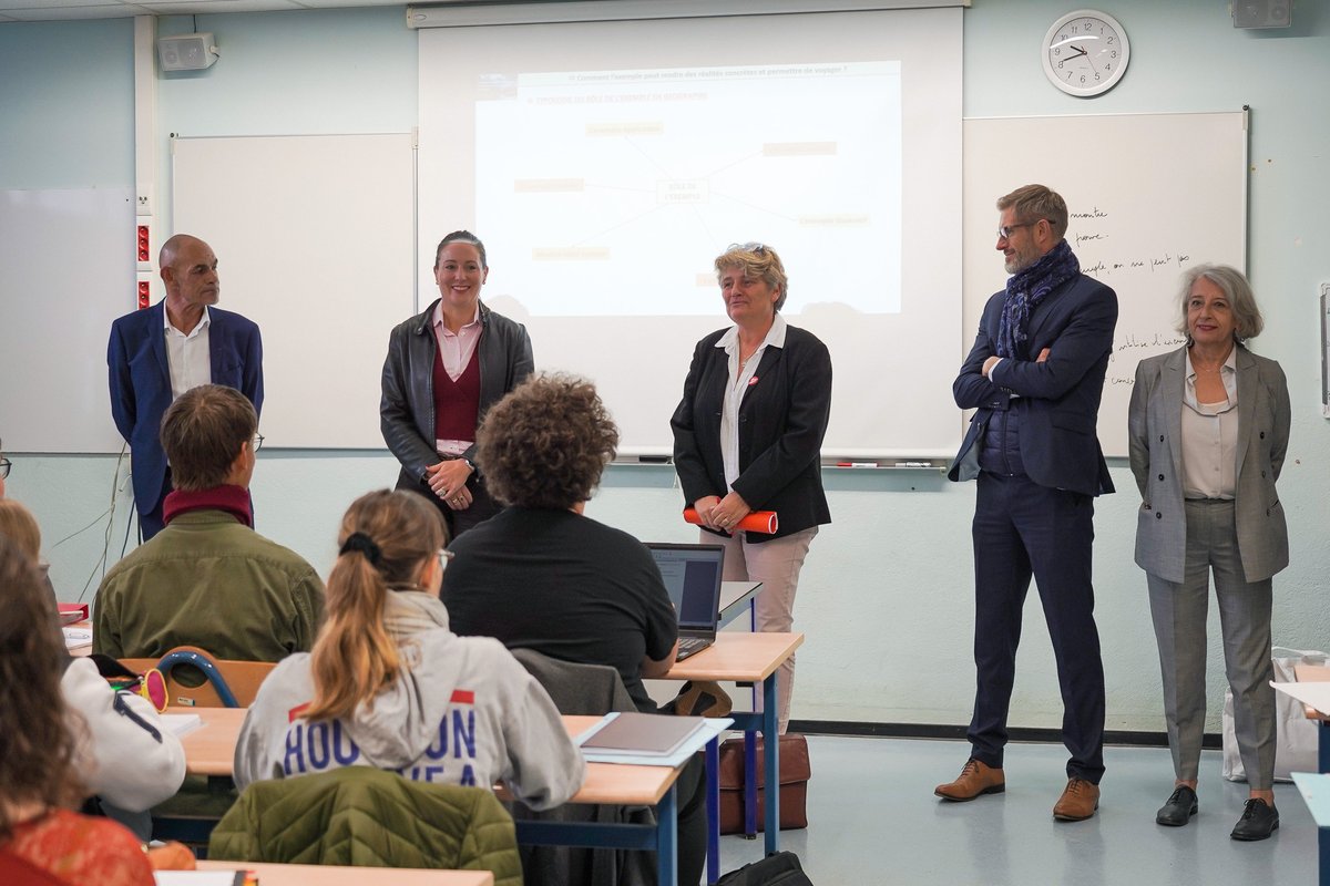 acpoitiers's tweet photo. Rencontre avec les étudiants et professeurs de la première promotion de classe préparatoire au professorat des écoles au lycée @CGuerinPoitiers
➡️Des échanges riches
➡️Un partenariat concrétisé entre @RANouvAquitaine, @acpoitiers, @UnivPoitiers et le lycée 👍
#devenirenseignant https://t.co/j7oBRKUXwO
