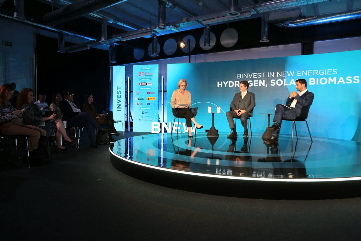 BnewWeek's tweet photo. ¿Hidrógeno? 💦¿Energía solar?☀️ ¿Biomasa?🌿 ¿Cuál es la mejor opción para invertir? Karim Pamieri (@KPalmieri) y Andreas Baumgartner nos lo desvelan en este panel de #BNEW2022 moderado por @CourtneyFingar (@InvestMonitorAI): https://t.co/SNmUsF08hv