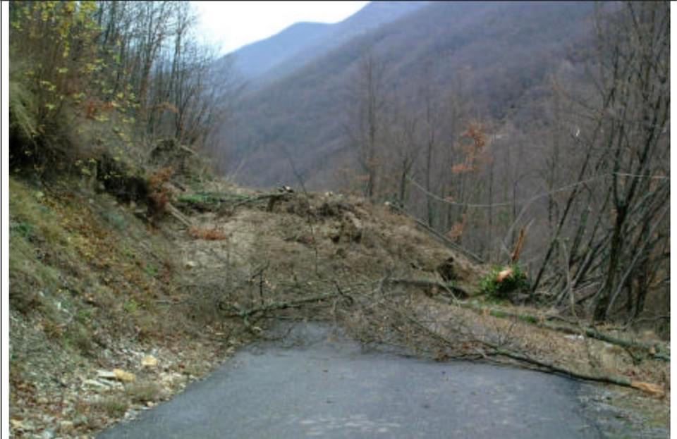 PCProvAL's tweet photo. Oggi ricordiamo l'#alluvione del 25-26 Novembre 2002.
Le zone di interesse furono quelle del #Casalese, #ValBorbera, #ValCurone e #ValleGrue, causando frane, smottamenti e il crollo parziale del ponte sullo #Scrivia sulla SP140 Arquata - #VignoleBorbera https://t.co/IqQtCWeAlx