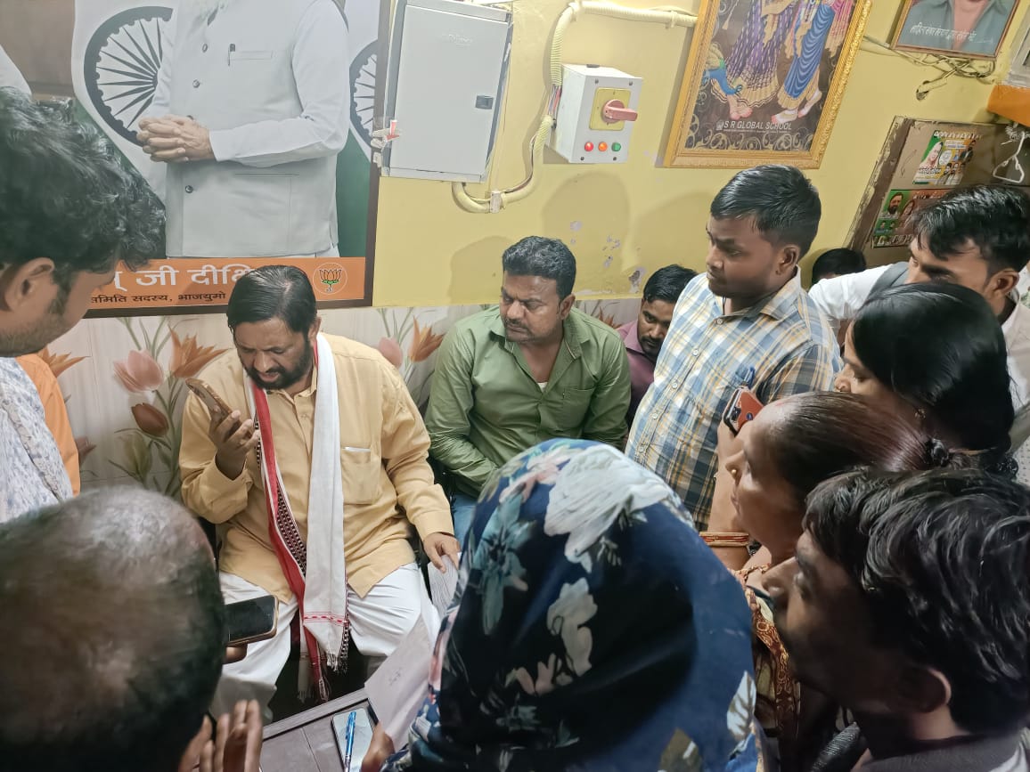 दुबग्गा, लखनऊ आवास पर जनसमस्याओं का निस्तारण करते हुए -