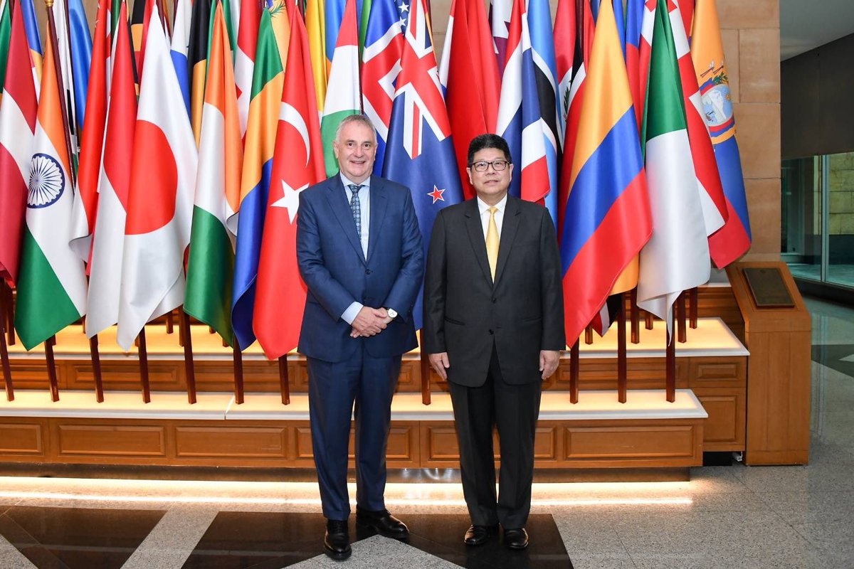 MFAThai's tweet photo. New Zealand Ambassador to Thailand 🇳🇿 paid a courtesy call on PS Thani🇹🇭 on the occasion of his assumption of duty. Both sides discussed post #COVID19 economic recovery coop. &amp; shared views on regional developments such as #ASEAN #APEC2022THAILAND #IPEF and #Mekong Sub-Region. https://t.co/B4FMI1oLPH