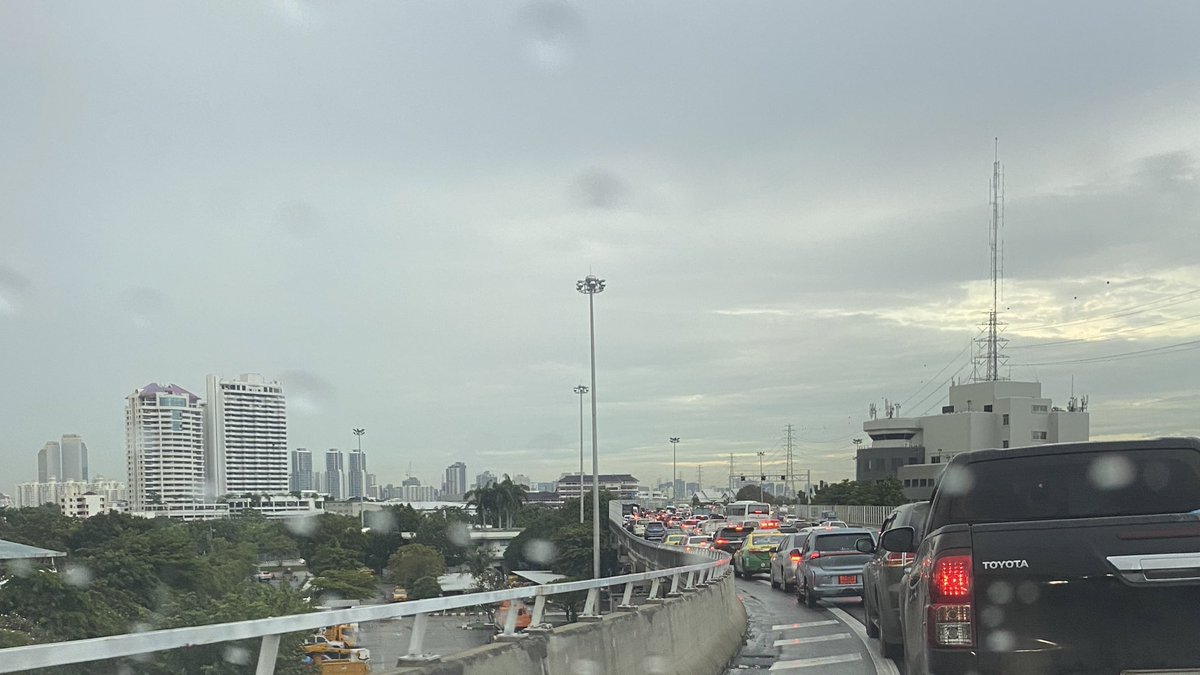 ppydkf's tweet photo. @js100radio 17.41 ทางด่วนฉลองรัชค่ะ https://t.co/AAl2kRRK3J