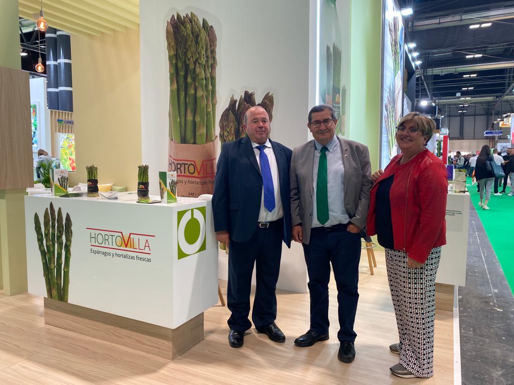 dipgra's tweet photo. ✅ El presidente @_PepeEntrena y la diputada @anamu67 están en #fruitatraction, feria hortofrutícola que se celebra en Madrid, apoyando a las cooperativas y empresas granadinas, y al conjunto del sector de la provincia. @CooperativasGr https://t.co/FbKn6hOQFr