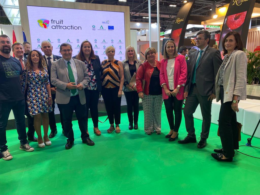 dipgra's tweet photo. ✅ El presidente @_PepeEntrena y la diputada @anamu67 están en #fruitatraction, feria hortofrutícola que se celebra en Madrid, apoyando a las cooperativas y empresas granadinas, y al conjunto del sector de la provincia. @CooperativasGr https://t.co/FbKn6hOQFr