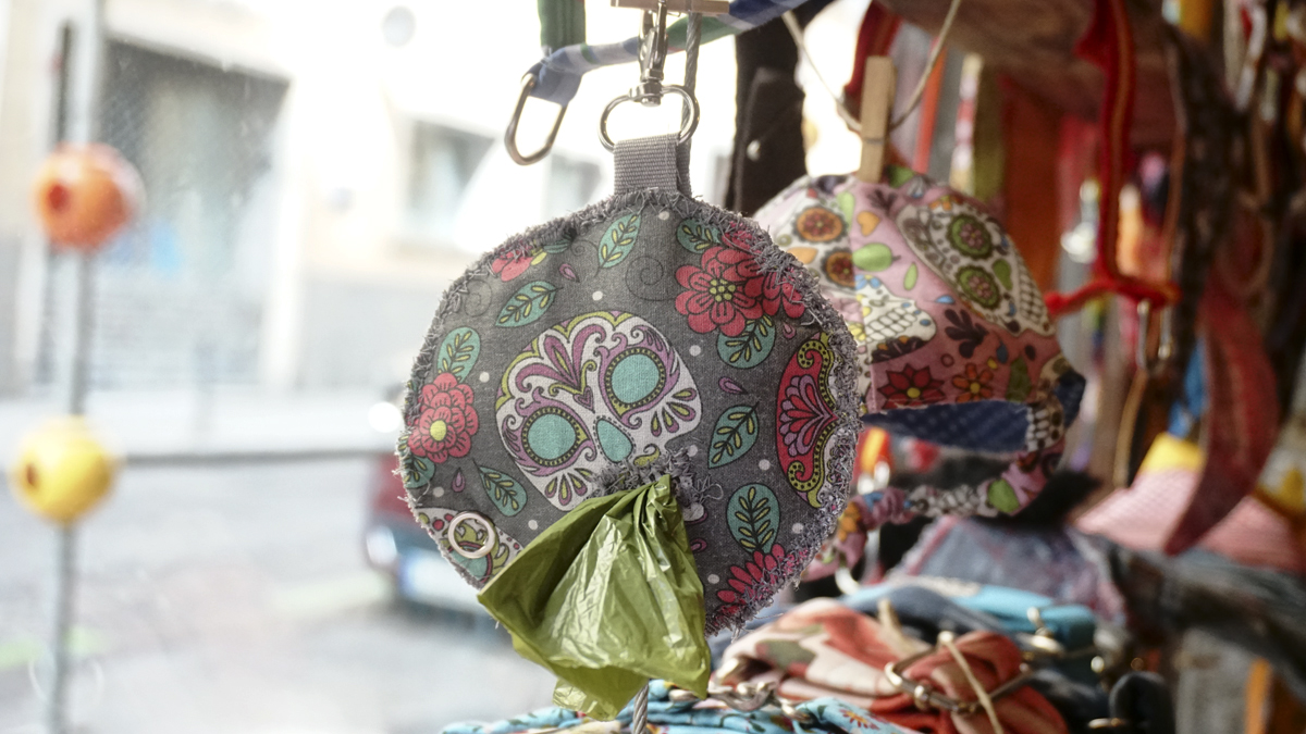 InfoHundsfutter's tweet photo. Prepara il #poobag. Sacchetti di #cacca per cani sempre #con te nel #pratico #dispenser #cibo per cani. #Amanti dei cani #Accessori per cani #Cani di città #Viaggiare con #Cane #Idee regalo #Divertimento https://t.co/blvYdy7ozt