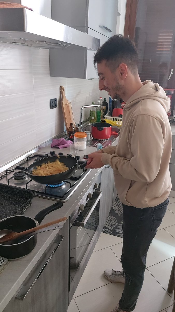 mastrangioli31's tweet photo. Sto con mio fratello Fernando, stiamo cucinando https://t.co/lEZyPD44Jp