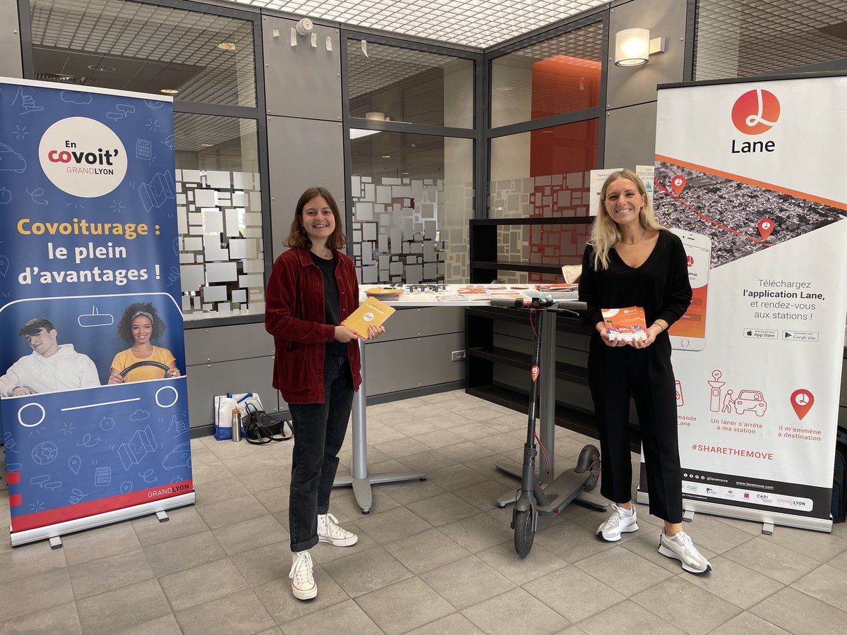 EnCovoitGLyon's tweet photo. Aujourd’hui, accueillis dans les locaux de @RenaultTrucksCo par Christian Ginot, En Covoit'GrandLyon a présenté son appli de covoiturage avec #Ecov. 🚗
Beaucoup de monde et d'écoute attentive. 😊 Merci pour votre accueil.
@grandlyon https://t.co/VEIJZGF7fG