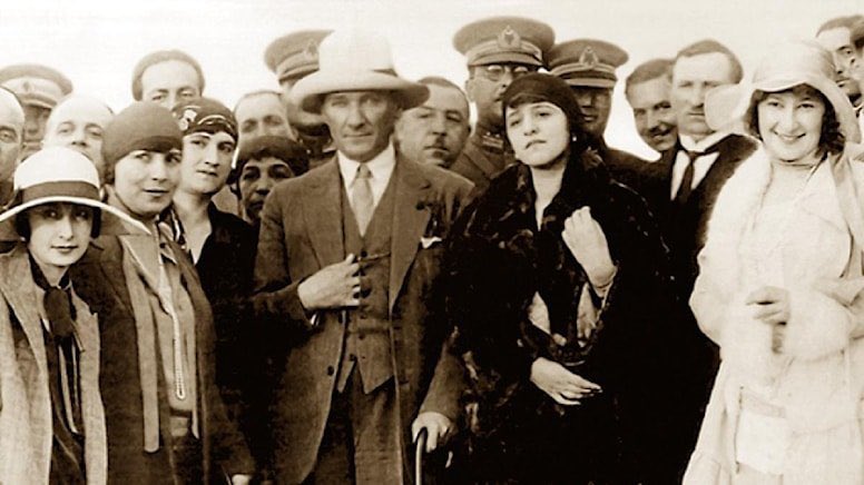 Cumhuriyetimizi eşitlik ve özgürlük temelleri üzerinde yükselten, kadınların haklarını güvence altına alan Türk Medeni Kanunu'nun yürürlüğe girmesinin 96. yılı kutlu olsun! Hep aynı değer ve ideallerle yolunda ilerlediğimiz liderimiz Mustafa Kemal Atatürk'ü minnetle anıyorum.