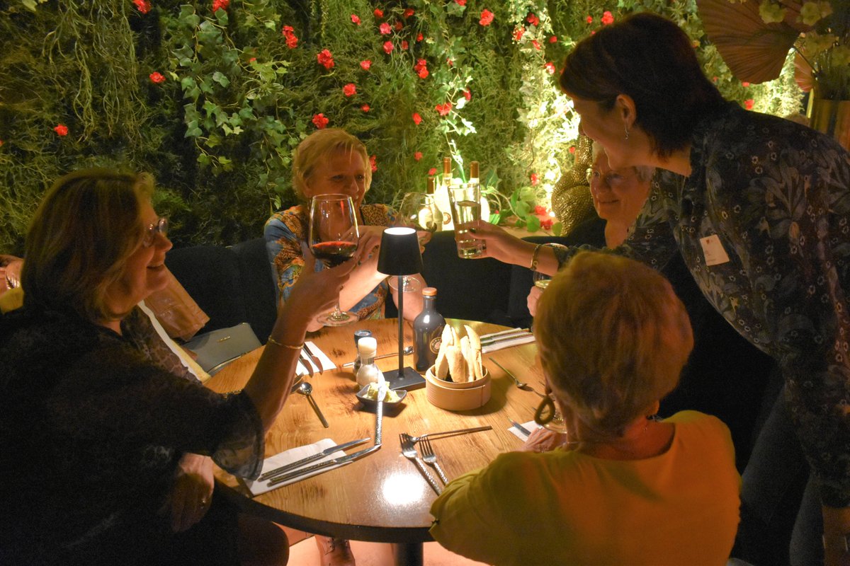 .<a href="/vitiswelzijn/">Vitis Welzijn</a> werken ruim 1200 #vrijwilligers dagelijks voor de Westlandse samenleving. Als dank voor hun waardevolle inzet worden zij dit najaar in het zonnetje gezet met een warm gebaar #etentje. Wethouder <a href="/BarendRombout/">Barend Rombout</a> ging langs bij de aftrap #TheStakeClub #sgravenzande.